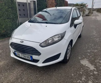 Frontansicht eines Mietwagens Ford Fiesta in Tirana, Albanien ✓ Auto Nr.4610. ✓ Schaltgetriebe TM ✓ 2 Bewertungen.