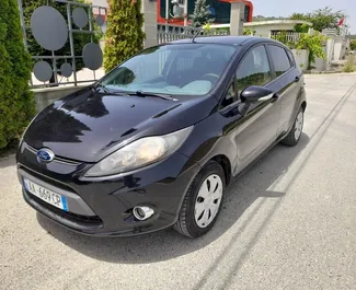 Frontansicht eines Mietwagens Ford Fiesta in Tirana, Albanien ✓ Auto Nr.4612. ✓ Schaltgetriebe TM ✓ 2 Bewertungen.