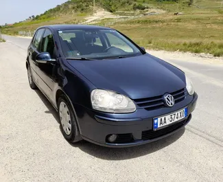 Frontansicht eines Mietwagens Volkswagen Golf 5 in Tirana, Albanien ✓ Auto Nr.4613. ✓ Schaltgetriebe TM ✓ 1 Bewertungen.