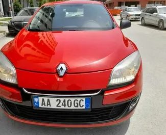 Frontansicht eines Mietwagens Renault Megane in Tirana, Albanien ✓ Auto Nr.4629. ✓ Schaltgetriebe TM ✓ 0 Bewertungen.
