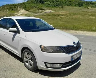 Frontansicht eines Mietwagens Skoda Rapid in Tirana, Albanien ✓ Auto Nr.4628. ✓ Schaltgetriebe TM ✓ 0 Bewertungen.