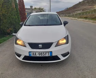 Frontansicht eines Mietwagens Seat Ibiza in Tirana, Albanien ✓ Auto Nr.4609. ✓ Schaltgetriebe TM ✓ 1 Bewertungen.