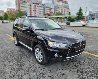 Frontansicht eines Mietwagens Mitsubishi Outlander in Tirana, Albanien ✓ Auto Nr.4517. ✓ Automatisch TM ✓ 0 Bewertungen.