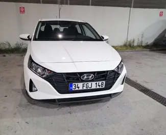 Frontansicht eines Mietwagens Hyundai i20 am Flughafen Istanbul Sabiha Gokcen, Türkei ✓ Auto Nr.4881. ✓ Automatisch TM ✓ 0 Bewertungen.