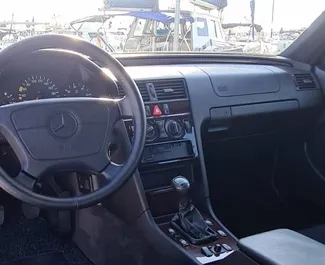 Innenraum von Mercedes-Benz C220 zur Miete in Spanien. Ein großartiges 5-Sitzer Fahrzeug mit Schaltgetriebe Getriebe.