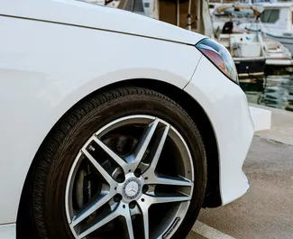 Vermietung Mercedes-Benz E350 AMG. Premium, Luxus Fahrzeug zur Miete in Spanien ✓ Kaution Einzahlung von 800 EUR ✓ Versicherungsoptionen KFZ-HV, VKV Plus.