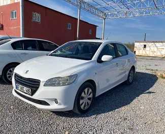 Frontansicht eines Mietwagens Peugeot 301 am Flughafen Antalya, Türkei ✓ Auto Nr.5012. ✓ Schaltgetriebe TM ✓ 0 Bewertungen.