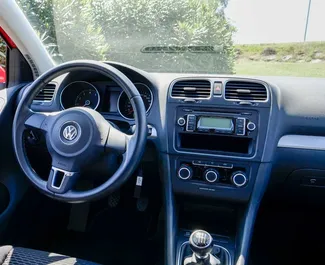 Frontansicht eines Mietwagens Volkswagen Golf 6 in Barcelona, Spanien ✓ Auto Nr.4810. ✓ Schaltgetriebe TM ✓ 0 Bewertungen.