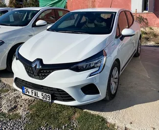 Frontansicht eines Mietwagens Renault Clio 5 am Flughafen Antalya, Türkei ✓ Auto Nr.5011. ✓ Schaltgetriebe TM ✓ 0 Bewertungen.