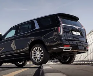 Frontansicht eines Mietwagens Cadillac Escalade in Dubai, VAE ✓ Auto Nr.4938. ✓ Automatisch TM ✓ 0 Bewertungen.