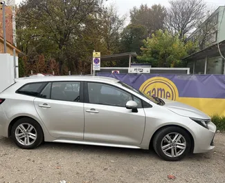 Frontansicht eines Mietwagens Toyota Corolla Touring Sports in Budapest, Ungarn ✓ Auto Nr.4750. ✓ Automatisch TM ✓ 0 Bewertungen.