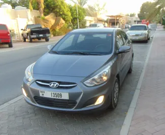 Frontansicht eines Mietwagens Hyundai Accent in Dubai, VAE ✓ Auto Nr.4962. ✓ Automatisch TM ✓ 1 Bewertungen.