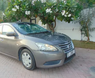 Frontansicht eines Mietwagens Nissan Sentra in Dubai, VAE ✓ Auto Nr.4960. ✓ Automatisch TM ✓ 0 Bewertungen.