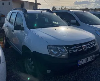 Frontansicht eines Mietwagens Dacia Duster am Flughafen Antalya, Türkei ✓ Auto Nr.5034. ✓ Schaltgetriebe TM ✓ 0 Bewertungen.