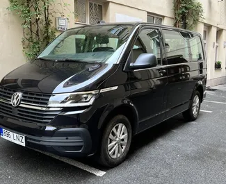 Frontansicht eines Mietwagens Volkswagen Multivan in Prag, Tschechische Republik ✓ Auto Nr.4854. ✓ Automatisch TM ✓ 0 Bewertungen.