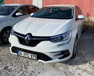 Frontansicht eines Mietwagens Renault Megane Sedan am Flughafen Antalya, Türkei ✓ Auto Nr.5032. ✓ Automatisch TM ✓ 0 Bewertungen.