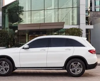 Frontansicht eines Mietwagens Mercedes-Benz GLC300 in Dubai, VAE ✓ Auto Nr.4948. ✓ Automatisch TM ✓ 0 Bewertungen.