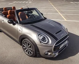 Frontansicht eines Mietwagens Mini Cooper S in Dubai, VAE ✓ Auto Nr.4934. ✓ Automatisch TM ✓ 0 Bewertungen.