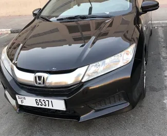 Frontansicht eines Mietwagens Honda City in Dubai, VAE ✓ Auto Nr.4957. ✓ Automatisch TM ✓ 0 Bewertungen.