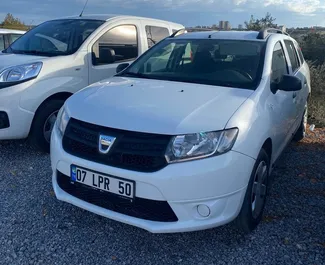 Frontansicht eines Mietwagens Dacia Logan MCV am Flughafen Antalya, Türkei ✓ Auto Nr.5033. ✓ Schaltgetriebe TM ✓ 0 Bewertungen.