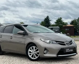 Frontansicht eines Mietwagens Toyota Auris in Barcelona, Spanien ✓ Auto Nr.4760. ✓ Schaltgetriebe TM ✓ 0 Bewertungen.