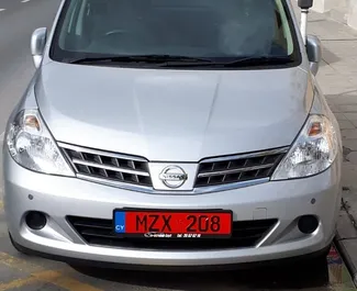 Frontansicht eines Mietwagens Nissan Tiida in Limassol, Zypern ✓ Auto Nr.279. ✓ Automatisch TM ✓ 0 Bewertungen.