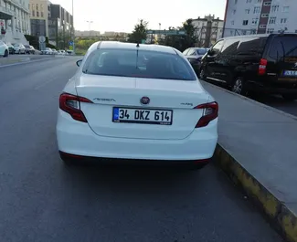 Frontansicht eines Mietwagens Fiat Egea am Flughafen Istanbul Sabiha Gokcen, Türkei ✓ Auto Nr.4460. ✓ Schaltgetriebe TM ✓ 1 Bewertungen.