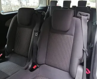 Innenraum von Ford Tourneo Custom zur Miete in der Türkei. Ein großartiges 9-Sitzer Fahrzeug mit Schaltgetriebe Getriebe.