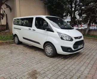 Frontansicht eines Mietwagens Ford Tourneo Custom am Flughafen Istanbul Sabiha Gokcen, Türkei ✓ Auto Nr.4883. ✓ Schaltgetriebe TM ✓ 2 Bewertungen.