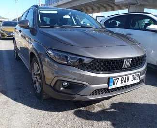 Frontansicht eines Mietwagens Fiat Egea Cross am Flughafen Antalya, Türkei ✓ Auto Nr.4902. ✓ Schaltgetriebe TM ✓ 0 Bewertungen.