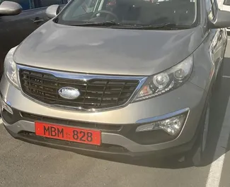 Frontansicht eines Mietwagens Kia Sportage am Flughafen Paphos, Zypern ✓ Auto Nr.5027. ✓ Schaltgetriebe TM ✓ 0 Bewertungen.