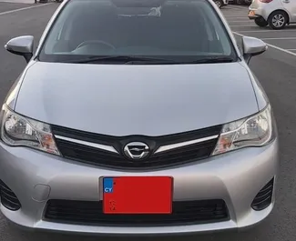 Frontansicht eines Mietwagens Toyota Corolla Fielder am Flughafen Paphos, Zypern ✓ Auto Nr.5025. ✓ Schaltgetriebe TM ✓ 0 Bewertungen.