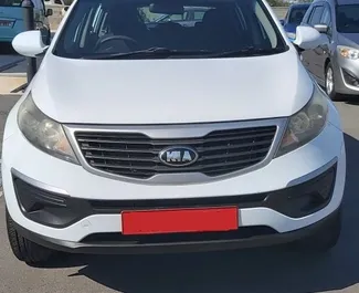 Frontansicht eines Mietwagens Kia Sportage am Flughafen Paphos, Zypern ✓ Auto Nr.5028. ✓ Automatisch TM ✓ 0 Bewertungen.