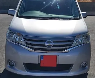 Frontansicht eines Mietwagens Nissan Serena am Flughafen Paphos, Zypern ✓ Auto Nr.5030. ✓ Automatisch TM ✓ 0 Bewertungen.