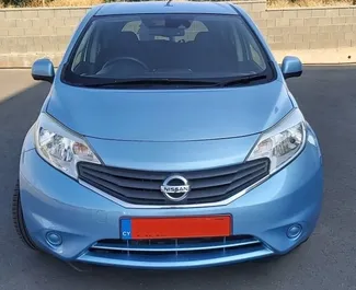 Frontansicht eines Mietwagens Nissan Note am Flughafen Paphos, Zypern ✓ Auto Nr.5022. ✓ Automatisch TM ✓ 0 Bewertungen.