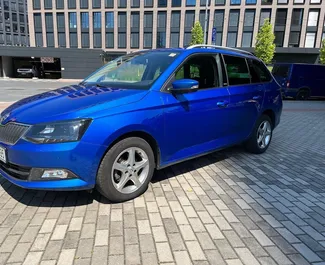 Frontansicht eines Mietwagens Skoda Fabia Combi in Prag, Tschechische Republik ✓ Auto Nr.4893. ✓ Automatisch TM ✓ 0 Bewertungen.