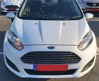 Frontansicht eines Mietwagens Ford Fiesta am Flughafen Paphos, Zypern ✓ Auto Nr.5020. ✓ Schaltgetriebe TM ✓ 0 Bewertungen.