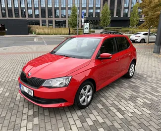 Frontansicht eines Mietwagens Skoda Fabia in Prag, Tschechische Republik ✓ Auto Nr.4891. ✓ Schaltgetriebe TM ✓ 0 Bewertungen.