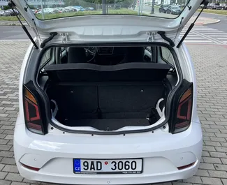 Benzin 1,0L Motor von Volkswagen Up! 2017 zur Miete in Prag.