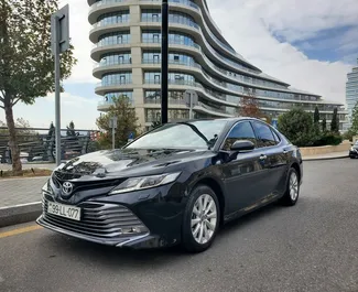 Frontansicht eines Mietwagens Toyota Camry am Flughafen Baku, Aserbaidschan ✓ Auto Nr.5181. ✓ Automatisch TM ✓ 1 Bewertungen.