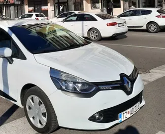 Frontansicht eines Mietwagens Renault Clio 4 in Budva, Montenegro ✓ Auto Nr.5223. ✓ Schaltgetriebe TM ✓ 1 Bewertungen.