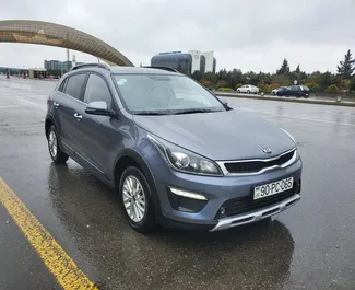 Frontansicht eines Mietwagens Kia Rio X-line am Flughafen Baku, Aserbaidschan ✓ Auto Nr.5221. ✓ Automatisch TM ✓ 0 Bewertungen.