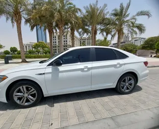 Frontansicht eines Mietwagens Volkswagen Jetta in Dubai, VAE ✓ Auto Nr.5121. ✓ Automatisch TM ✓ 0 Bewertungen.