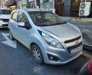 Frontansicht eines Mietwagens Chevrolet Spark am Flughafen Baku, Aserbaidschan ✓ Auto Nr.5215. ✓ Automatisch TM ✓ 0 Bewertungen.