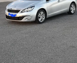 Frontansicht eines Mietwagens Peugeot 308 auf Kreta, Griechenland ✓ Auto Nr.4125. ✓ Schaltgetriebe TM ✓ 0 Bewertungen.