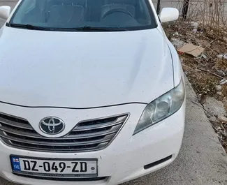 Frontansicht eines Mietwagens Toyota Camry in Tiflis, Georgien ✓ Auto Nr.5315. ✓ Automatisch TM ✓ 0 Bewertungen.