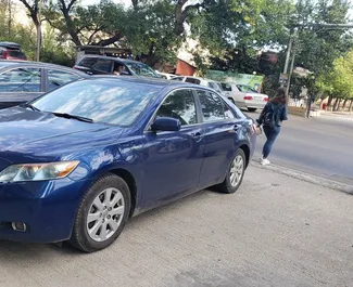 Vermietung Toyota Camry. Komfort, Premium Fahrzeug zur Miete in Georgien ✓ Kaution Einzahlung von 135 GEL ✓ Versicherungsoptionen KFZ-HV, VKV Komplett, Insassen, Diebstahlschutz.