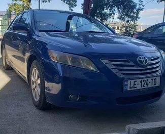 Innenraum von Toyota Camry zur Miete in Georgien. Ein großartiges 5-Sitzer Fahrzeug mit Automatisch Getriebe.