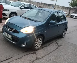 Frontansicht eines Mietwagens Nissan Micra am Flughafen Antalya, Türkei ✓ Auto Nr.3811. ✓ Automatisch TM ✓ 1 Bewertungen.