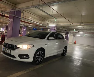 Frontansicht eines Mietwagens Fiat Egea Urban am Flughafen Izmir, Türkei ✓ Auto Nr.5076. ✓ Automatisch TM ✓ 0 Bewertungen.